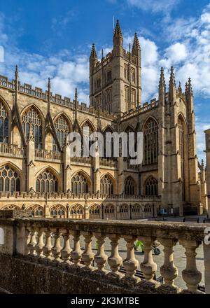 Blick auf Bath Abbey von den römischen Bädern, Bath, Somerset, Großbritannien. Stockfoto