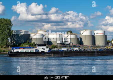 Duisburger Häfen, Tanklager der Oiltanking Deutschland GmbH, Großtanks für Kraftstoffe und Pflanzenöle, auf dem Rhein, Tanker, Duisburg, NRW, Deutschland Stockfoto