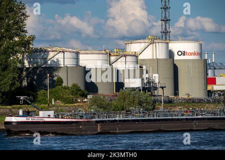 Duisburger Häfen, Tanklager der Oiltanking Deutschland GmbH, Großtanks für Kraftstoffe und Pflanzenöle, auf dem Rhein, Tanker, Duisburg, NRW, Deutschland Stockfoto