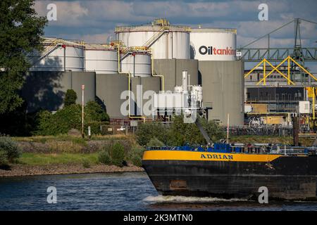 Duisburger Häfen, Tanklager der Oiltanking Deutschland GmbH, Großtanks für Kraftstoffe und Pflanzenöle, auf dem Rhein, Tanker, Duisburg, NRW, Deutschland Stockfoto