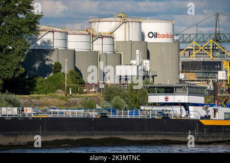 Duisburger Häfen, Tanklager der Oiltanking Deutschland GmbH, Großtanks für Kraftstoffe und Pflanzenöle, auf dem Rhein, Tanker, Duisburg, NRW, Deutschland Stockfoto