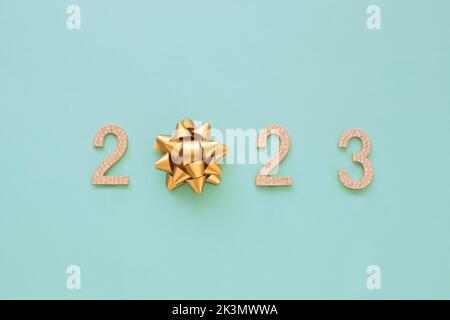 Frohes Neues Jahr 2023. Goldene Zahlen mit Strass Text 2023 isoliert blu Hintergrund. Schönes helles Designelement für Grußkarte und Urlaub Stockfoto