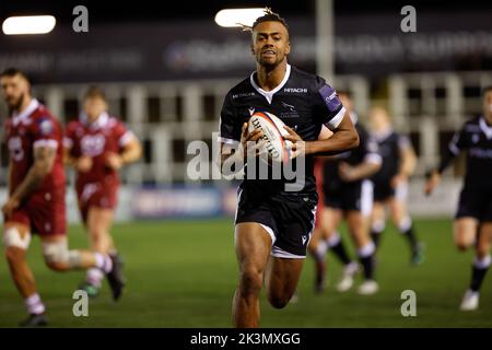 Newcastle, Großbritannien. 10. September 2022. Elliott Obatoyinbo aus Newcastle Falcons rast ein, um während des Premiership Cup-Spiels zwischen Newcastle Falcons und Sale Sharks im Kingston Park, Newcastle, am Dienstag, dem 27.. September 2022, zu Punkten. (Kredit: Chris Lishman | MI News) Kredit: MI Nachrichten & Sport /Alamy Live News Stockfoto