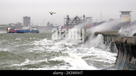 2.. Juni 2015 die Hovercraft von der Isle of Wight kommt in Southsea an, als riesige Wellen während der Juni-Stürme den Seadront in Southsera, Hants, schlagen. Pic Mike Walker Mike Walker Pictures Stockfoto