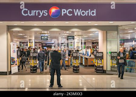 Dublin, November 2019 Black Friday Sale und Leute auf Shopping-Tour im Jervis Shopping Centre Stockfoto