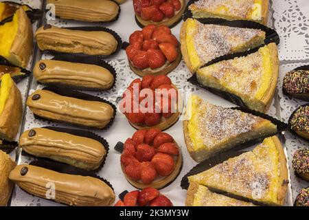 Kuchen und Gebäck zum Verkauf in Bäckerei, Frankreich Stockfoto