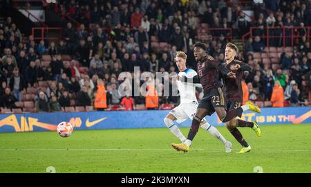 Sheffield, Großbritannien. 27. September 2022. *** James McAtee (23) schafft es am 27. September 2022 während des Internationalen Freundschaftsspiels zwischen England U-21 und Deutschland U-21 in der Bramall Lane, Sheffield, England, mit 3-1:00 gegen England. Foto von Simon Hall. Nur zur redaktionellen Verwendung, Lizenz für kommerzielle Nutzung erforderlich. Keine Verwendung bei Wetten, Spielen oder Veröffentlichungen einzelner Clubs/Vereine/Spieler. Kredit: UK Sports Pics Ltd/Alamy Live Nachrichten Stockfoto