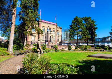 Außenansicht des Archäologischen Museums Colombischlössle im gotischen Schloss Colombi aus dem 19.. Jahrhundert, Freiburg im Breisgau, Deutsch Stockfoto
