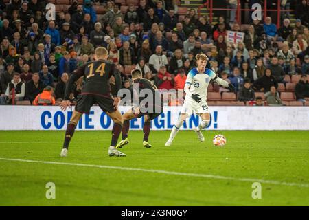 Sheffield, Großbritannien. 27. September 2022. *** James McAtee aus England formt sich beim internationalen Freundschaftsspiel zwischen der England U-21 und der Deutschland U-21 am 27. September 2022 in der Bramall Lane, Sheffield, England, zu kreuzen. Foto von Simon Hall. Nur zur redaktionellen Verwendung, Lizenz für kommerzielle Nutzung erforderlich. Keine Verwendung bei Wetten, Spielen oder Veröffentlichungen einzelner Clubs/Vereine/Spieler. Kredit: UK Sports Pics Ltd/Alamy Live Nachrichten Stockfoto
