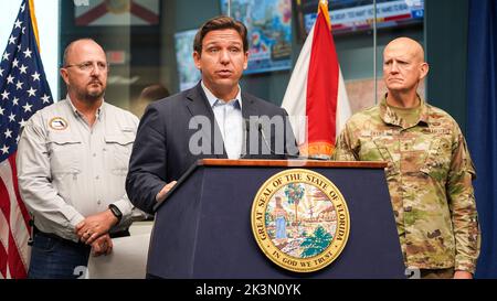 Tallahassee, Usa. 26. September 2022. Der Gouverneur von Florida, Ron DeSantis, Mitte, berichtet den Medien über den US-amerikanischen Unruh Ian, während FDEM-Direktor Kevin Guthrie, links, und der Generalmajor der Nationalgarde, James Eifert, rechts, einen Blick auf das Hauptquartier des Florida Department of Emergency Management am 27. September 2022 in Tallahassee, Florida, werfen. Quelle: Robert Kaufmann/FEMA/Alamy Live News Stockfoto