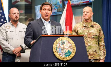 Tallahassee, Usa. 26. September 2022. Der Gouverneur von Florida, Ron DeSantis, Mitte, berichtet den Medien über den US-amerikanischen Unruh Ian, während FDEM-Direktor Kevin Guthrie, links, und der Generalmajor der Nationalgarde, James Eifert, rechts, einen Blick auf das Hauptquartier des Florida Department of Emergency Management am 27. September 2022 in Tallahassee, Florida, werfen. Quelle: Robert Kaufmann/FEMA/Alamy Live News Stockfoto