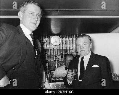 JAMES CAGNEY zeigte sich offen an der Bar am National Film Theatre in London, als er am Sonntag, dem 23. 1958. November, eine Gastvorlesung für das British Film Institute (BFI) hielt Stockfoto