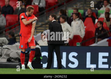 London, Großbritannien. 26. September 2022. Harry Kane aus England und Gareth Southgate, der Manager von England, schauen Sie sich an. England gegen Deutschland, UEFA Nations League Internationales Spiel der Gruppe C im Wembley-Stadion in London am Montag, 26.. September 2022. Nur zur redaktionellen Verwendung. Bild von Andrew Orchard/Andrew Orchard Sports Photography/Alamy Live News Credit: Andrew Orchard Sports Photography/Alamy Live News Stockfoto