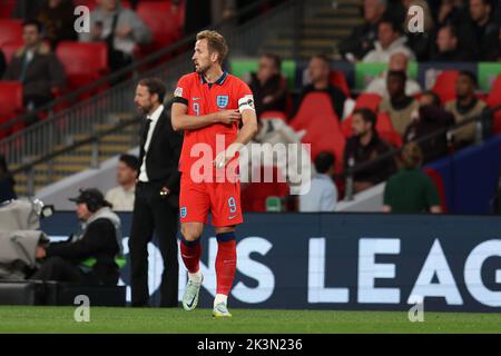 London, Großbritannien. 26. September 2022. Harry Kane aus England und Gareth Southgate, der Manager von England, schauen Sie sich an. England gegen Deutschland, UEFA Nations League Internationales Spiel der Gruppe C im Wembley-Stadion in London am Montag, 26.. September 2022. Nur zur redaktionellen Verwendung. Bild von Andrew Orchard/Andrew Orchard Sports Photography/Alamy Live News Credit: Andrew Orchard Sports Photography/Alamy Live News Stockfoto