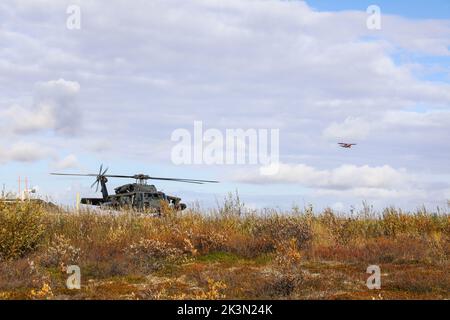 Flieger der Nationalgarde der Alaska Army, die der Joint Task Force – Aviation zugewiesen sind, bereiten einen Hubschrauber der UH-60L Black Hawk vor, bevor sie Dienstmitglieder von JTF – Bethel aus Nightmute, Alaska, zurückholen, nachdem sie im Rahmen der Operation Merbok Response, 23. September 2022, bei der Beseitigung von Sturmschutt geholfen hatten. Mehr als 130 Mitglieder der von Alaska organisierten Miliz, zu der Mitglieder der Alaska National Guard, der Alaska State Defense Force und der Alaska Naval Miliz gehören, wurden nach einer Katastrophenerklärung am 17. September aktiviert, nachdem die Überreste des Taifuns Merbok dramatische Überschwemmungen in ganz Mor verursacht hatten Stockfoto