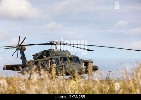 Flieger der Nationalgarde der Alaska Army, die der Joint Task Force – Aviation zugewiesen sind, bereiten einen Hubschrauber der UH-60L Black Hawk vor, bevor sie Dienstmitglieder von JTF – Bethel aus Nightmute, Alaska, zurückholen, nachdem sie im Rahmen der Operation Merbok Response, 23. September 2022, bei der Beseitigung von Sturmschutt geholfen hatten. Mehr als 130 Mitglieder der von Alaska organisierten Miliz, zu der Mitglieder der Alaska National Guard, der Alaska State Defense Force und der Alaska Naval Miliz gehören, wurden nach einer Katastrophenerklärung am 17. September aktiviert, nachdem die Überreste des Taifuns Merbok dramatische Überschwemmungen in ganz Mor verursacht hatten Stockfoto