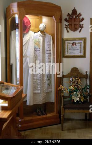 Wadowice, Małopolska, Kleinpolen, Polen, Polen, Museum - Haus der Familie Johannes Paul II. - Soutane und Mantel in einer Vitrine; Stockfoto