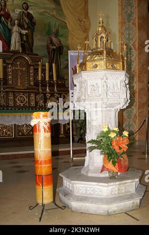 Wadowice, Małopolska, Kleinpolen, Polen, Polen, Taufbecken in der Pfarrkirche - Ort der Taufe von Karol Wojtyła (Johannes Paul II.) Stockfoto