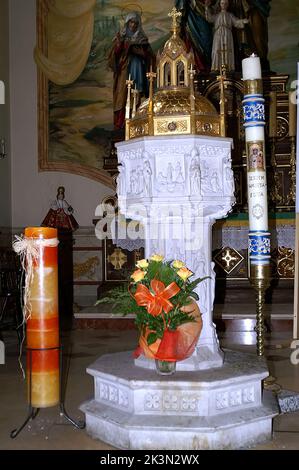 Wadowice, Małopolska, Kleinpolen, Polen, Polen, Taufbecken in der Pfarrkirche - Ort der Taufe von Karol Wojtyła (Johannes Paul II.) Stockfoto