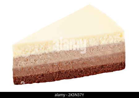 Stück Käsekuchen drei Schokoladen isoliert auf weißem Hintergrund, Schnittpfad, volle Schärfentiefe Stockfoto