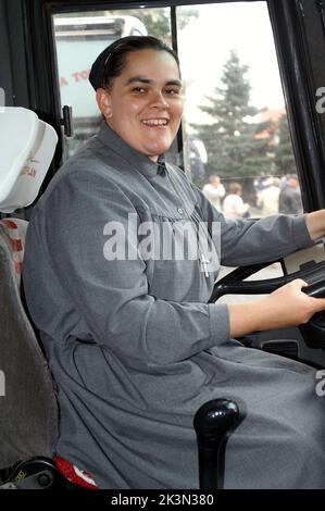 Polen, Polen, Polska, Portrait einer Nonne mittleren Alters; Porträt einer Nonne mittleren Alters ändert sich; die Nonne fährt den Bus, die Nonne fährt den Bus Stockfoto