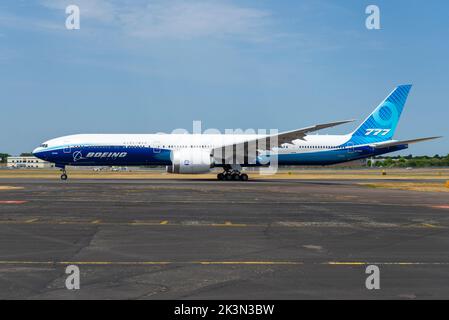 Boeing 777-9, auch bekannt als 777X, Linienflugzeug auf der Farnborough International Airshow 2022. Rollen vor der Anzeige. Neues, weitendes Gehäuse Stockfoto