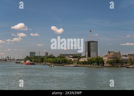 Rotterdam, Niederlande - 11. Juli 2022: Blick auf die neue Maas von Erasmusbrug. Euromast gucken über den hohen Wohnturm unter der blauen Wolkenlandschaft Veerha Stockfoto