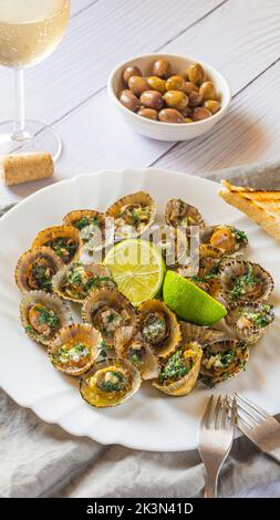 Limonen-Weichtiere mit Kalk auf weißem Teller Stockfoto