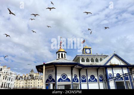 Möwen fliegen über den Pier in Eastbourne in East Sussex, England Stockfoto