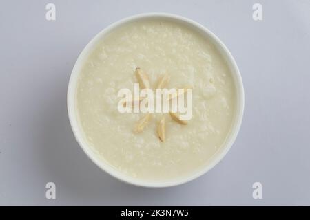 Sabudana Kheer dicker Pudding mit Tapioka-Perlen Sago-Dessert aus Kassava-Wurzel indischer süßer mithai-Chowari payasam für das Eid, Diwali Festival. Stockfoto