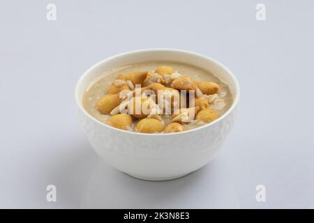 Sabudana Kheer dicker Pudding mit Tapioka-Perlen Sago-Dessert aus Kassava-Wurzel indischer süßer mithai-Chowari payasam für das Eid, Diwali Festival. Stockfoto