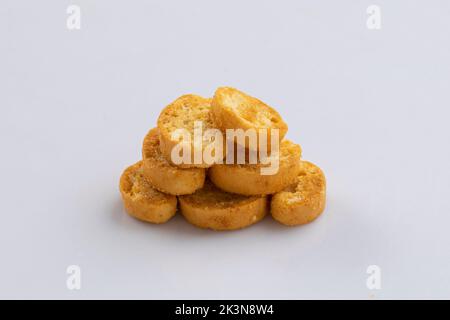 Schokolade sandwich Cookies, gebackene Kekse, gefüllt mit Milch Sahne auf weißem Hintergrund mit Freistellungspfad isoliert, Sammlung Stockfoto