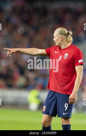 Oslo, Norwegen 27. September 2022, Erling Haaland aus Norwegen gibt seinen Spielern Anweisungen während des UEFA Nations League-Spiels der Gruppe H zwischen Norwegen und Serbien im Ullevaal Stadion in Oslo, Norwegen. Quelle: Nigel Waldron/Alamy Live News Stockfoto