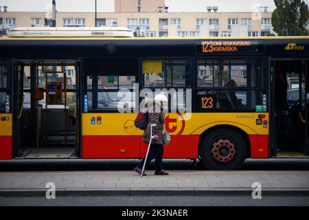 Eine ältere Frau mit Krücken kommt am 27. September 2022 am Warschauer Ostbahnhof in Warschau, Polen, an einem Bus vorbei. Polens Alterseinwohnerzahl hat stark abgenommen Polens Alterseinwohnerzahl ist in nur den letzten zehn Jahren stark zurückgegangen, fast um Polens Alterseinwohnerzahl ist in nur den letzten zehn Jahren stark zurückgegangen und hat sich um fast eine halbe Million verringert. Die Bevölkerung des Landes altert auch Polens Alterseinwohnerzahl ist in nur den letzten zehn Jahren stark zurückgegangen und ist um fast eine halbe Million zurückgegangen. Auch die Bevölkerung des Landes altert mit einem Fünftel der Bürger von 65 Jahren Stockfoto