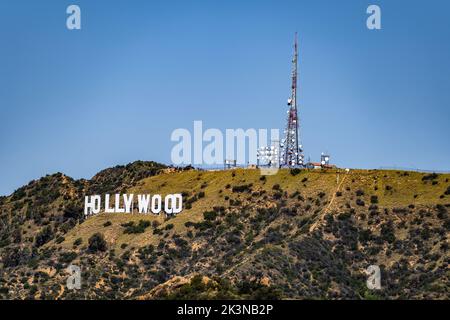 Ein Blick auf das Hollywood-Schild aus der Ferne an einem warmen, sonnigen Tag Stockfoto