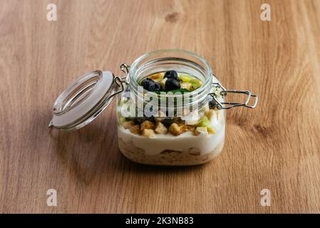 Granola in einem Glas mit griechischem Joghurt und Waldbeeren Stockfoto