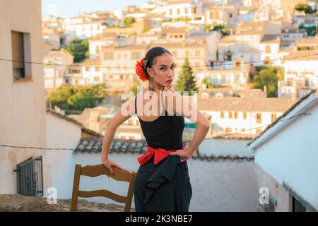 Frau, die als Flamencotänzerin in einer Straße in Cazorla, Spanien, gekleidet ist Stockfoto