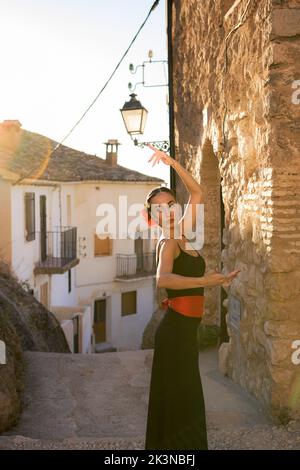 Frau tanzt Flamenco in einer alten Straße bei Sonnenuntergang Stockfoto
