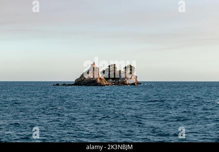 Sveta Ne?elja befindet sich gegenüber der Stadt Petrovac in Montenegro Stockfoto