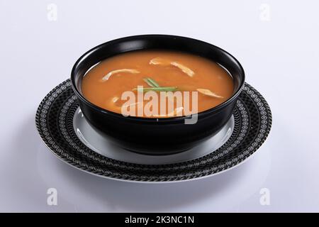 thailändische Suppe im Bangladesch-Stil, Hühnermaissuppe isoliert auf weißem Hintergrund. Stockfoto