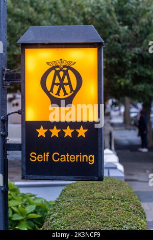 AA 4 Sterne Selbstversorgerschild in Llandudno, North Wales, UK. Stockfoto