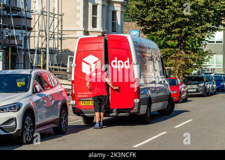 DPD Zustellfahrer, der eine Lieferung in Llandudno, North Wales, Großbritannien, abgibt. Stockfoto