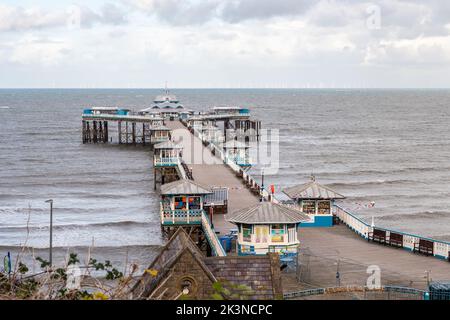 Llandudno Pier geschlossen und verlassen von Menschen aufgrund von starken Winden, Llandudno, North Wales, Großbritannien. Stockfoto