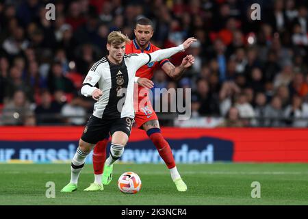 London, Großbritannien. 26. September 2022. Timo Werner aus Deutschland (l.) & Kyle Walker aus England in Aktion. England gegen Deutschland, UEFA Nations League Internationales Spiel der Gruppe C im Wembley-Stadion in London am Montag, 26.. September 2022. Nur zur redaktionellen Verwendung. Bild von Andrew Orchard/Andrew Orchard Sports Photography/Alamy Live News Credit: Andrew Orchard Sports Photography/Alamy Live News Stockfoto