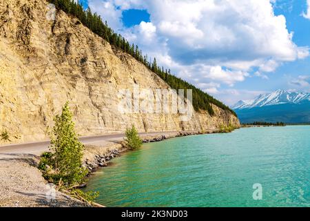 Alaska Highway entlang des Muncho Lake, umgeben von den kanadischen Rocky Mountains; British Columbia; Kanada Stockfoto