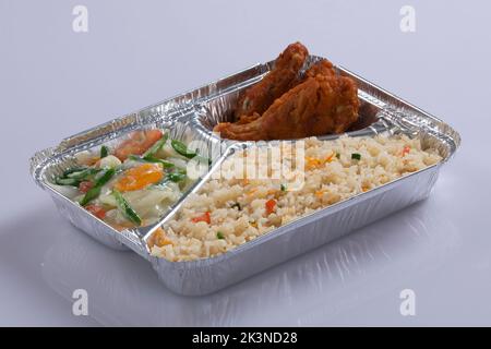 Schezwan Chicken Fried Rice in weißer Schüssel isoliert auf weißem Hintergrund. Szechuan Rice ist ein indochinesisches Gericht mit Paprika, grünen Bohnen und Auto Stockfoto