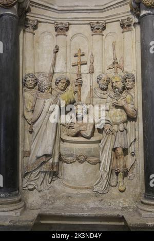 Die Taufe des römischen Kaiser Konstantin durch Papst Sylvester I. (von Nicolas Jacques, 1610) in der Basilika Saint-Remi in Reims (Marne), Frankreich Stockfoto