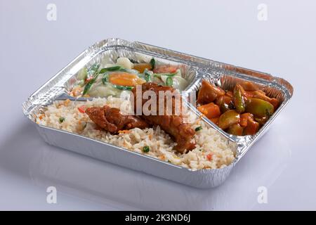 Schezwan Chicken Fried Rice in weißer Schüssel isoliert auf weißem Hintergrund. Szechuan Rice ist ein indochinesisches Gericht mit Paprika, grünen Bohnen und Auto Stockfoto