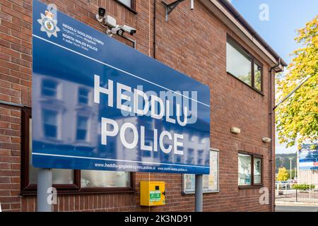 Zweisprachiges Heddlu/Polizeischild vor der Polizeistation in Porthmadog, Nordwales, Großbritannien. Stockfoto