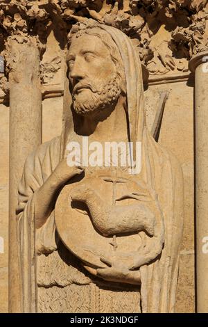 Statue des heiligen Johannes des Täufers mit dem Lamm Gottes auf dem Gesicht der Kathedrale von Reims (UNESCO-Weltkulturerbe) in Reims (Marne), Fran Stockfoto